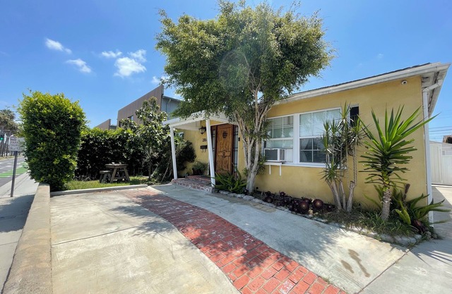Charming 2-bedroom house, 1.7miles from Manhattan beach pier with WiFi, AC