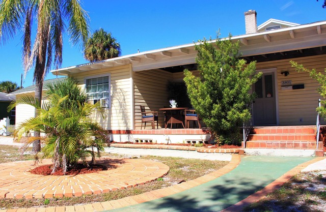 Charming 2-bedroom apartment with shared Pool, frontyard WiFi, AC