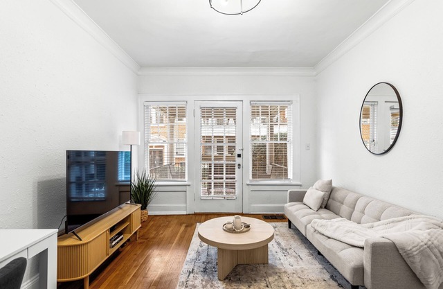 Charming 2-bedroom apartment in dowtown Decatur/20 min from downtown ATL