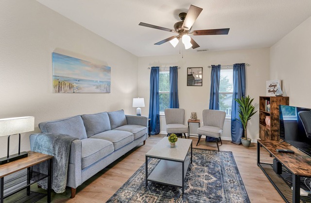 Charming 2-bedroom apartment in delightful Hampton with WiFi, 30+ Day Stay