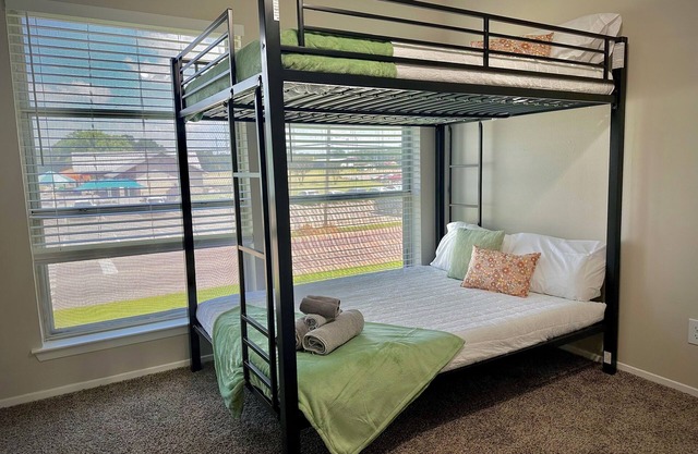 Charming 2-bedroom apartment with AC, washer/dryer, WiFi in Sherman and pool