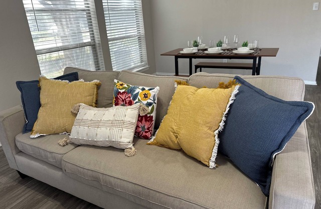 Charming 2-bedroom apartment in brilliant Sherman with WiFi, AC