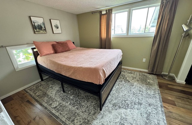 Charming 2-bedroom apartment in downtown Sumner with AC