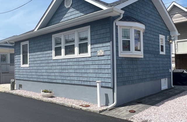 Charming 2-bedroom cottage with WiFi, AC in Lavallette