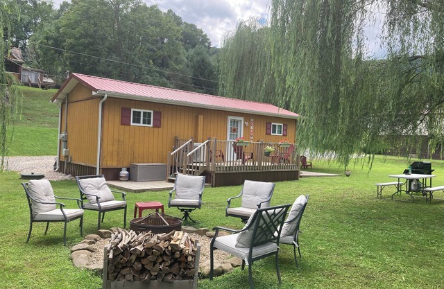 Charming 2-bedroom cabin uwith WiFi, AC in amazing McCarr