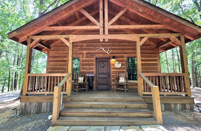 Charming 2-bedroom cabin with WiFi, AC, Cell Service, 3 miles to Wolf Pen Gap