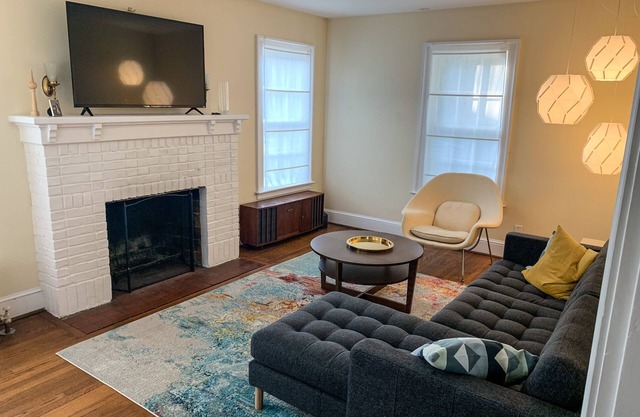 Charming 2 bedroom cottage in N Arlington