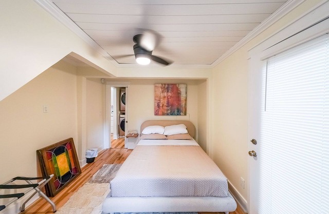 Charming 2-bedroom cottage in Pine Lake with AC, WiFi, Fire Pit, and large deck