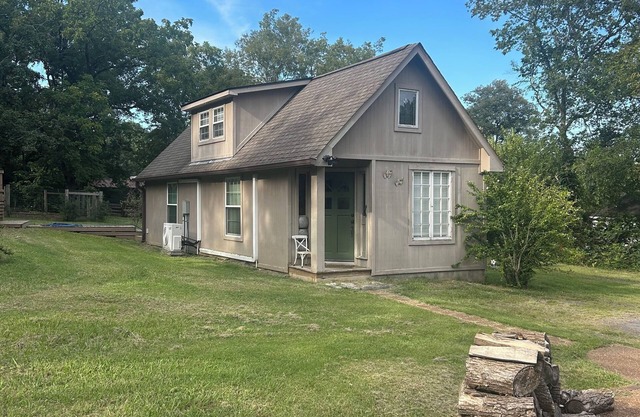 Charming 2-bedroom cottage with WiFi and AC in peaceful Madison