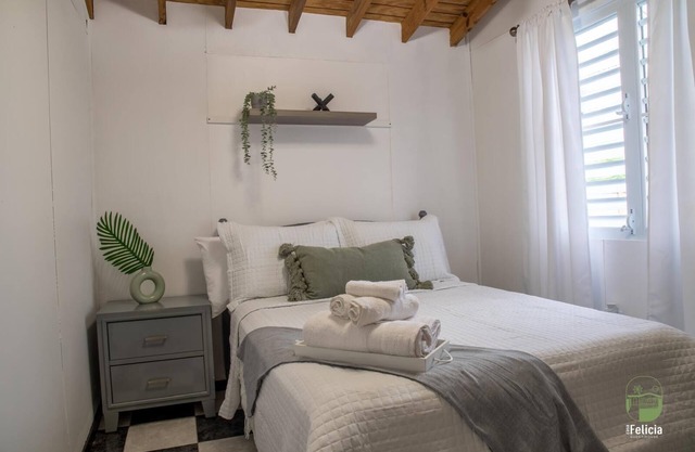 Charming 2-bedroom Cottage w/Hot Tub + Outdoor Projector