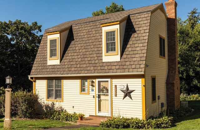 Charming 2-bedroom cottage in enjoyable Galena with fitness room, WiFi