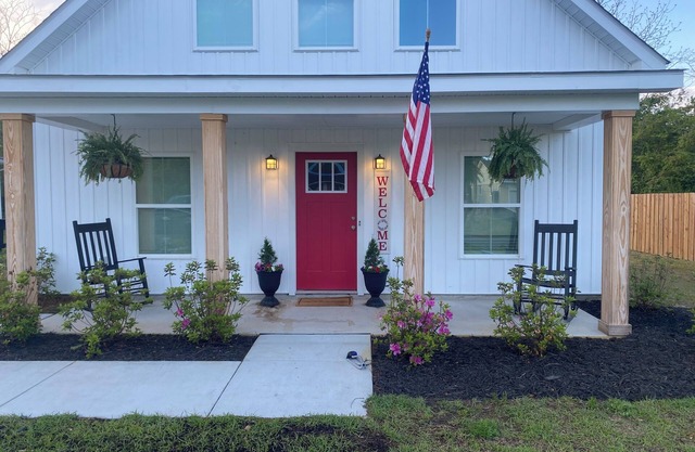 Charming 2-bedroom Farm house located in the historical down town burgaw