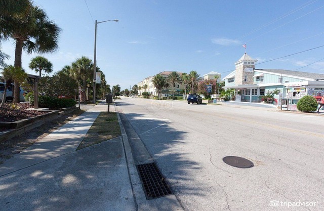 Charming 2-bedroom hotel room in Vero Beach overlooking the pooln