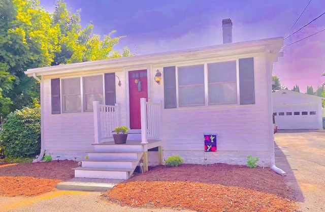 Charming 2 bedroom home, centrally located in Biddeford!