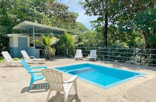 Charming 2-bedroom home with AC, WiFi, Beach Access. Private Pool in Ballena