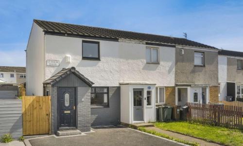 Charming 2 Bedroom Home With Parking and Garden