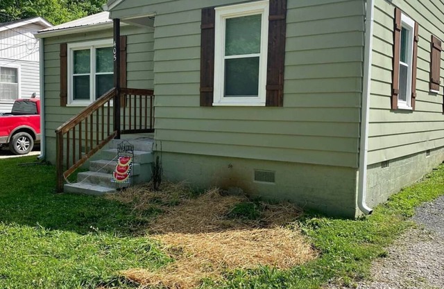 Charming 2-bedroom house in lovely Columbia with AC/WiFi and smart tv. Backyard