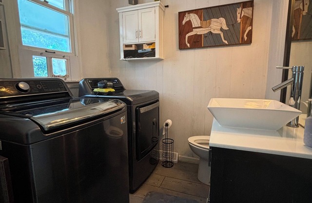Charming 2-bedroom house with AC, fitness room in gorgeous Galloway