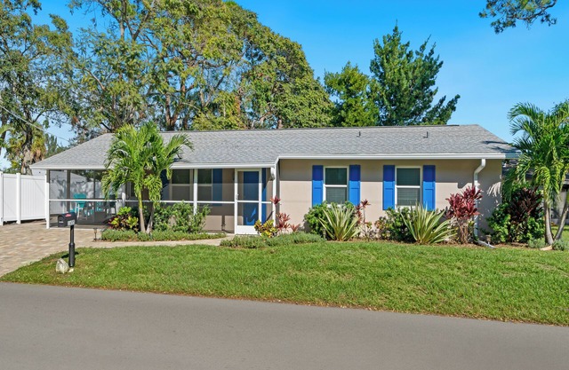 Charming 2-bedroom house in lovely Sarasota with AC, WiFi