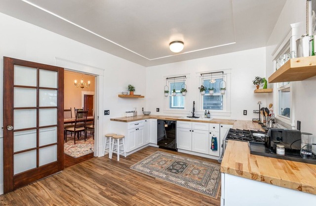 Charming 2-bedroom house in nice Everett with AC, WiFi