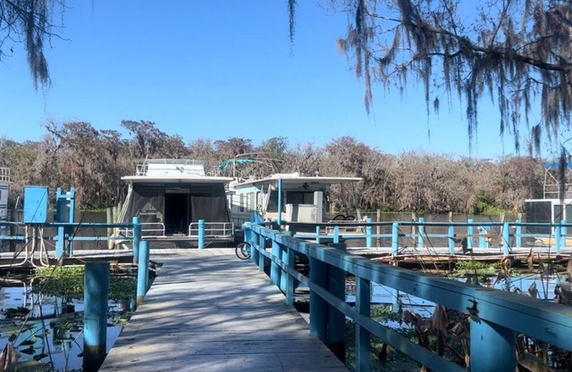 Charming 2 bedroom house boat on St John’s River in Deland “Kingfisher”