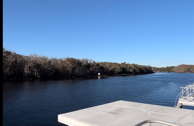 Charming 2-bedroom house boat on St John’s River in peaceful DeLand “Exeter”