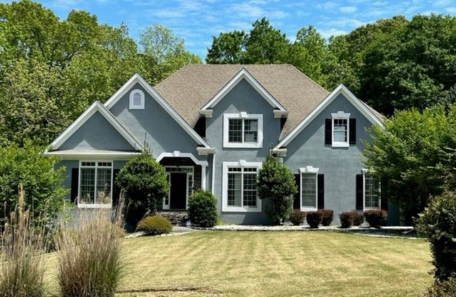 Charming 2-bedroom in Fayetteville with heated pool and green egg!