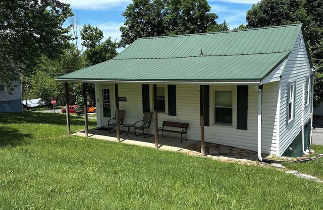 Charming 2-bedroom house. Walk to town Quiet neighborhood. 1 mile to NRG bridge!