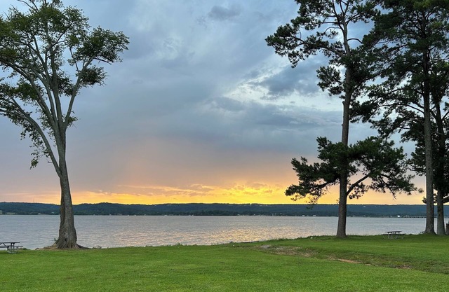 Charming 2-bedroom cottage, sleeps 2-4, with WiFi & AC in adorable Guntersville
