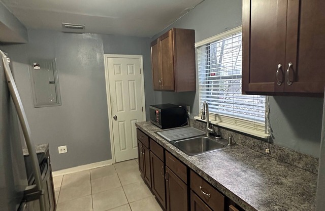 Charming 2-bedroom apartment with AC, WiFi in terrific Jacksonville
