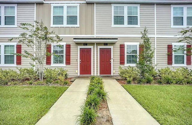 Charming 2-bedroom townhome in beautiful Jacksonville near beach and downtown.