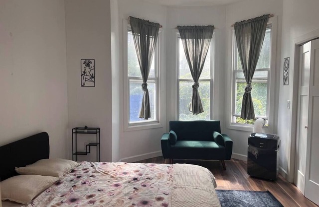 Charming 2-bedroom apartment in Jersey City-Manhattan is just 15 minutes away