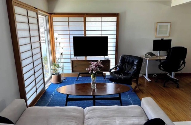 Charming 2-bedroom house with WiFi, AC in Los Angeles. 1,000 sq feet.