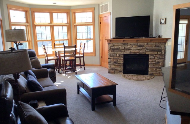Charming 2-bedroom condo with AC, WiFi in superb Three Lakes