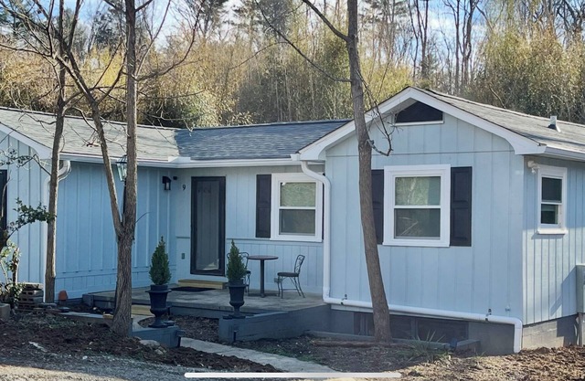 Charming 2-bedroom house in pleasant Weaverville with AC