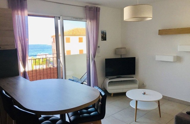 Charming 2BR Apartment with Terraces, AC, Parking, Near Beach – Sleeps 5