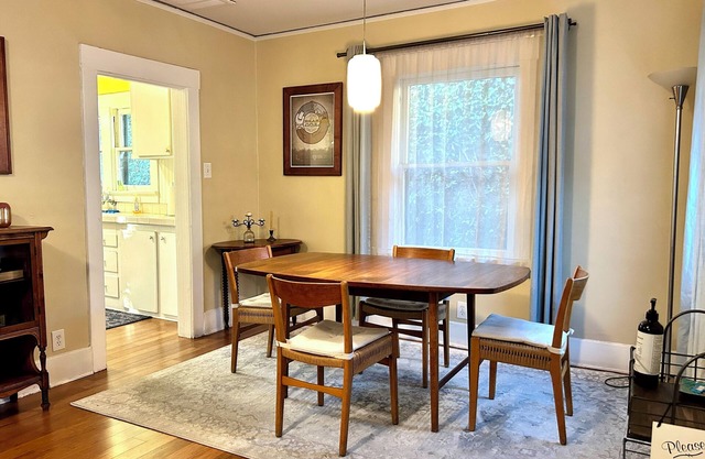 Charming 2BR Cape in Silver Lake @ Sunset Junction- Sun Porch- 30 Night Minimum