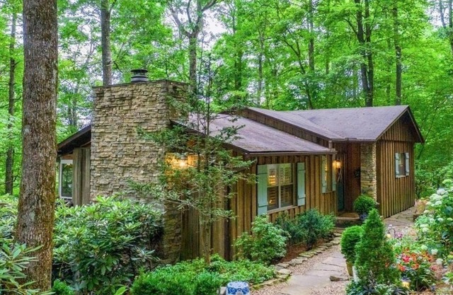 Charming 3/2.5 Cottage in Mirror Lake Near Downtown!