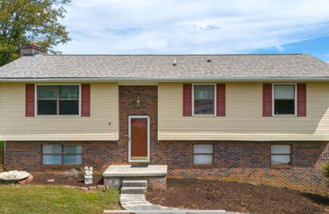 Charming 3-bedroom house with AC and WiFi 20 minutes form Sevierville