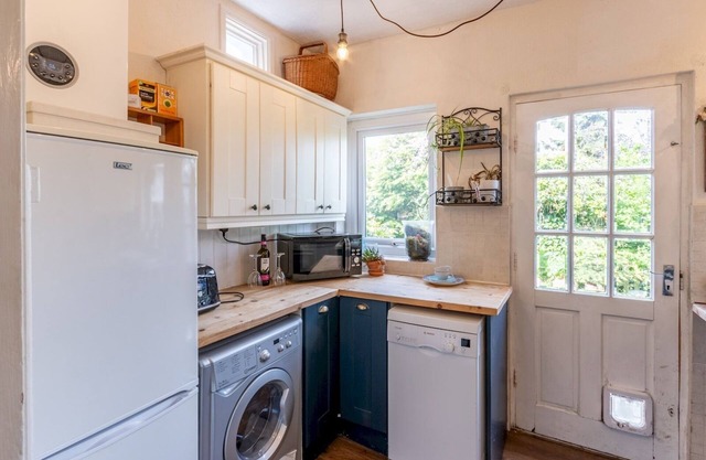 Charming 3-Bedroom Cottage in Leigh On Sea | Pass the Keys