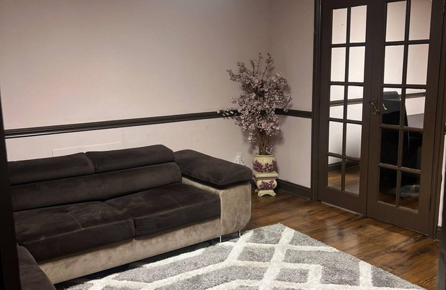 Charming 3-Bed House - Sleeps 6, Parking & Garden