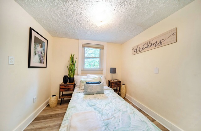 Charming 3-bedroom house in Cuyahoga Falls with AC