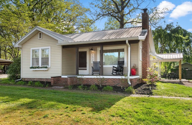 Charming 3-bedroom house with WiFi, AC in beautiful Hendersonville