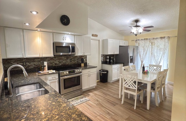 Charming 3-bedroom house with WiFi, AC in enjoyable Tarpon Springs sleeps 6