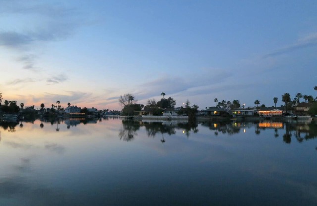 CHARMING 3 BEDROOM LAKE FRONT HOUSE WITH FAST WIFI IN DISCOVERY BAY