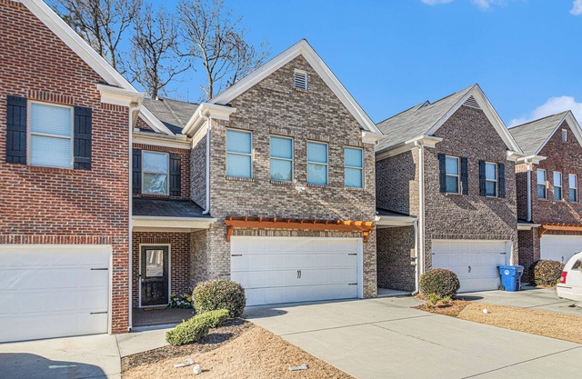 Charming 3-bedroom townhome with WiFi, AC in lovely Lawrenceville