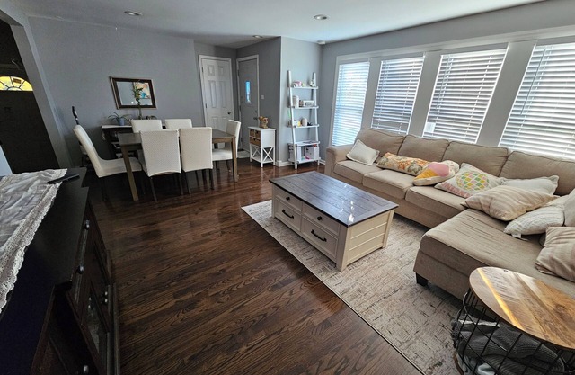 Charming 3-bedroom 1 bathroom bungalow in cool Chicago with AC friendly family