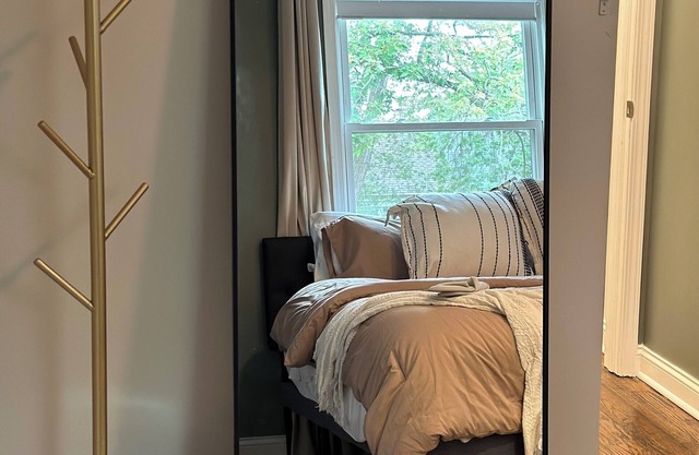 Charming 3-bedroom bungalow, Bonus Room Gym & Private Backyard, minutes from UC