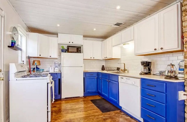 Charming 3-bedroom Bungalow! Close to Downtown and UT - walkable to lots!