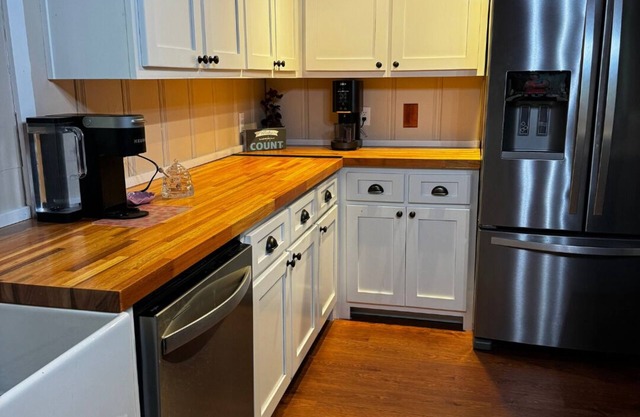 Charming 3-bedroom cabin with lake access. Kayak, Boating, Bonfire.
